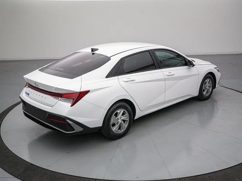 Used 2025 Hyundai Elantra SE FWD image 4