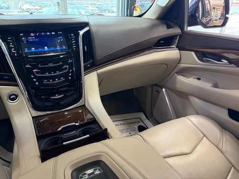 Used 2017 Cadillac Escalade ESV Luxury image 10