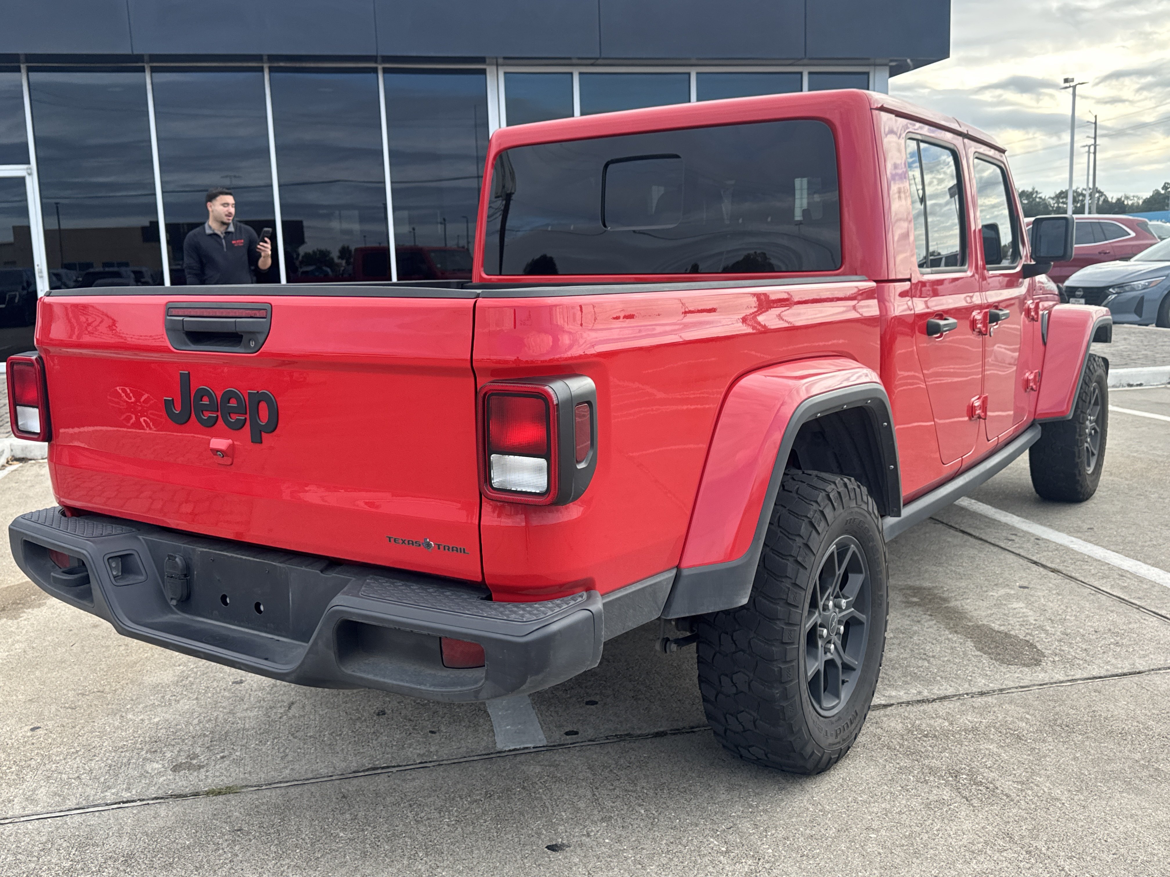 Used 2025 Jeep Gladiator Sport AWD/4WD image 11