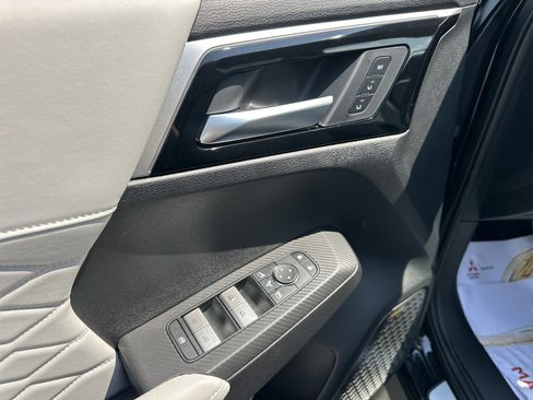 Used 2025 Mitsubishi Outlander AWD image 9