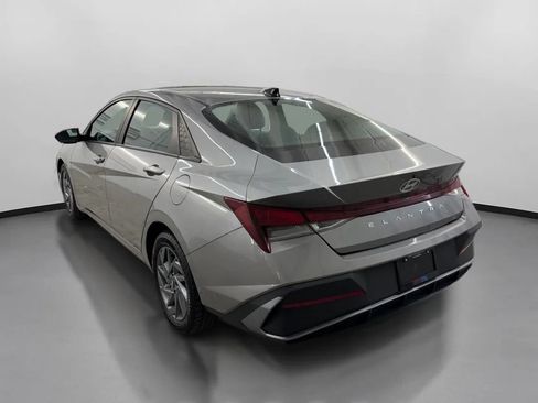 Used 2024 Hyundai Elantra SEL FWD image 7