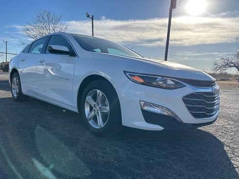 Used 2024 Chevrolet Malibu LT image 3