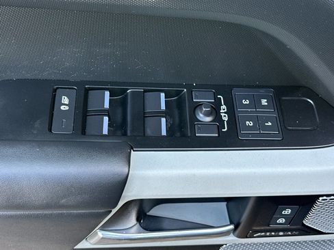 Used 2023 Land Rover Defender 130 X-Dynamic SE image 12