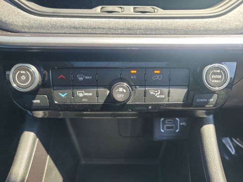 Used 2022 Jeep Compass Latitude w/ Sun and Sound Group AWD/4WD image 19