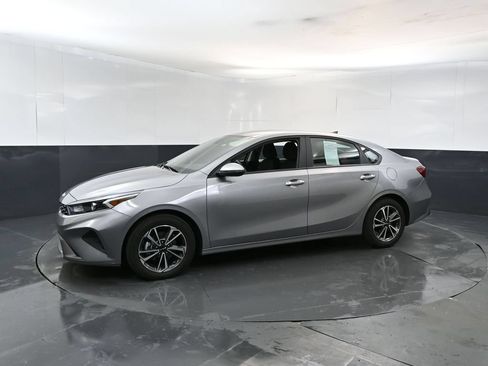 Used 2023 Kia Forte LXS w/ LXS Technology Package FWD image 2