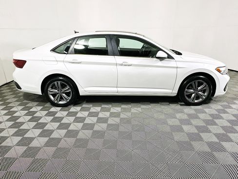 Used 2023 Volkswagen Jetta SE w/ Panoramic Sunroof Package image 2
