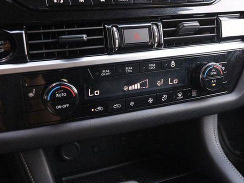 Used 2025 Nissan Pathfinder SL AWD/4WD image 20