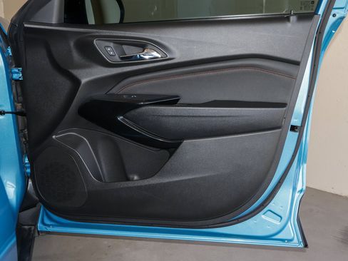 Used 2025 Chevrolet Trax RS FWD image 41