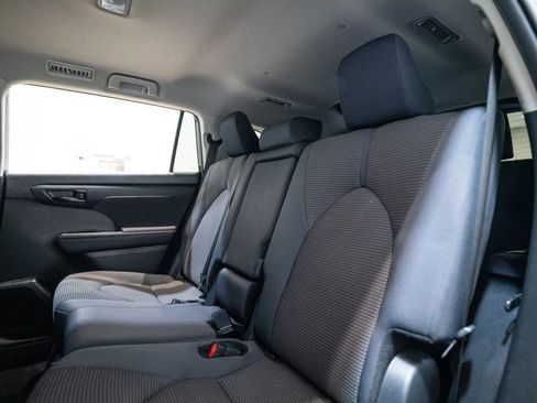 Used 2024 Toyota Highlander LE image 32