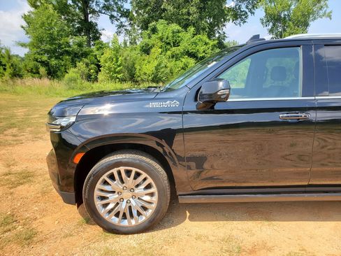 Used 2023 Chevrolet Suburban High Country AWD/4WD image 5