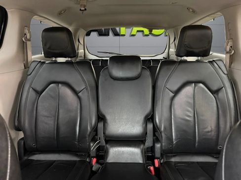 Used 2019 Chrysler Pacifica Touring-L FWD image 38