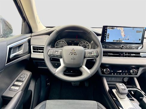 New 2025 Mitsubishi Outlander SE image 20