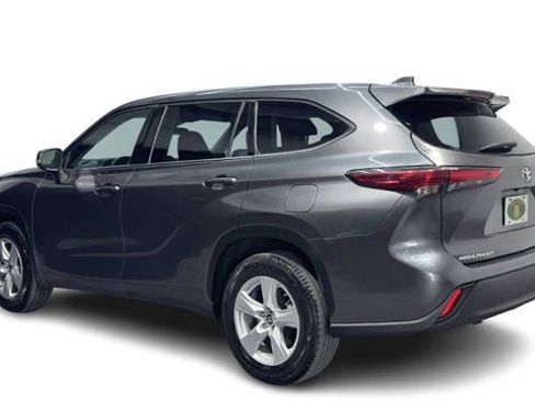 Used 2020 Toyota Highlander LE FWD image 4