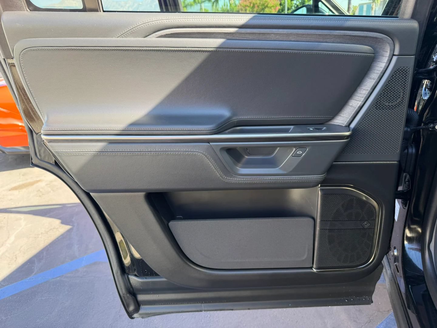 Used 2025 Rivian R1S Adventure Dual AWD/4WD image 32