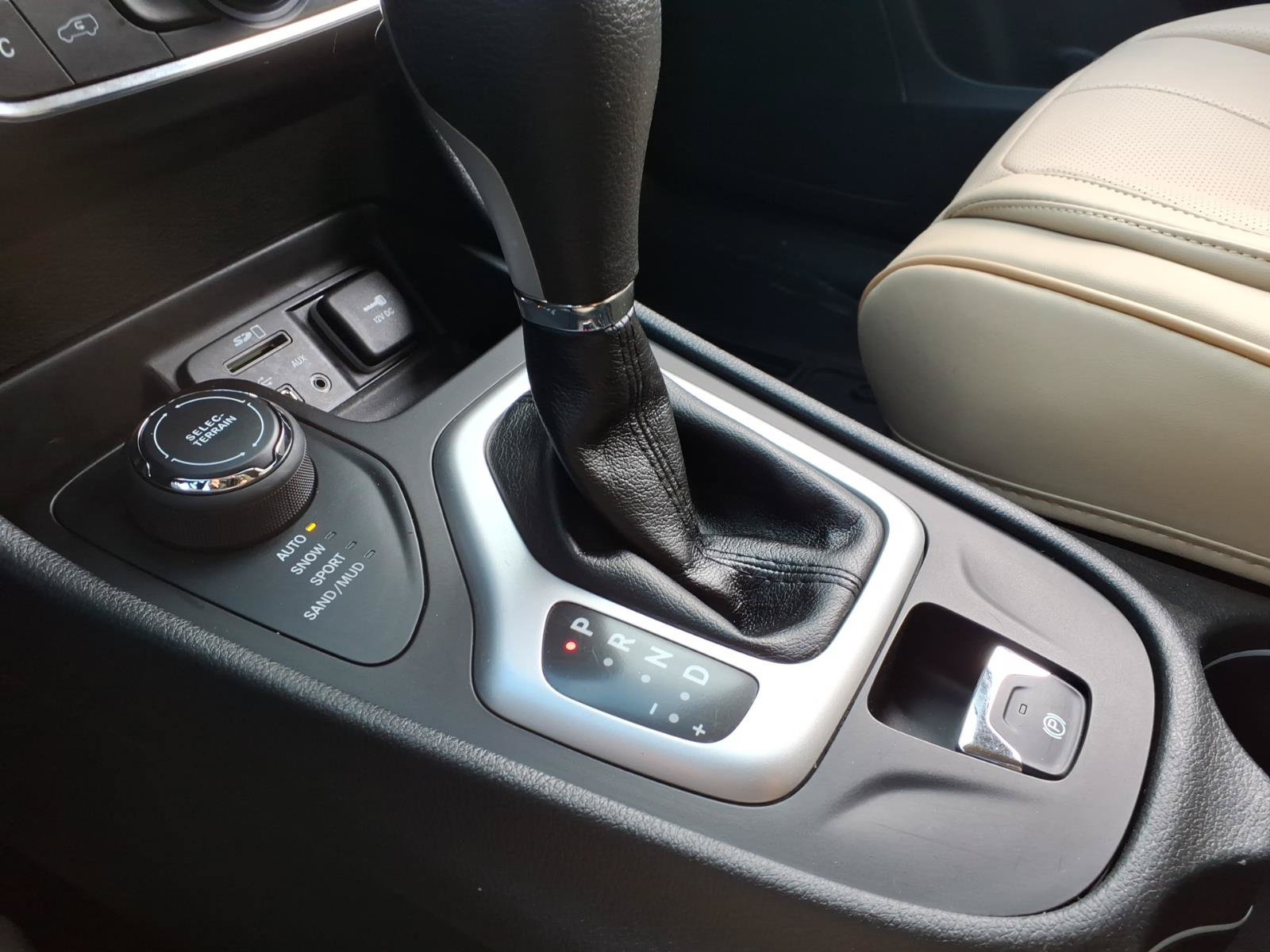 Used 2015 Jeep Cherokee Latitude AWD/4WD image 21