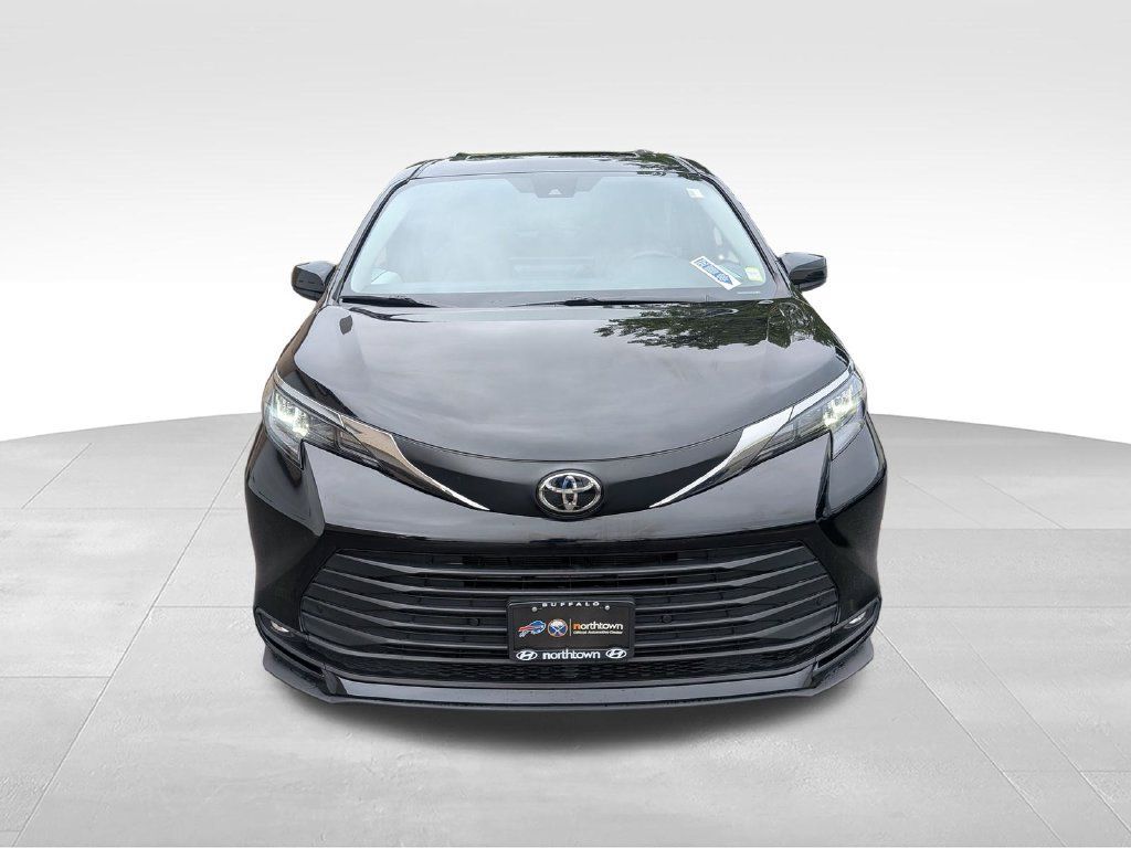 Used 2026 Toyota Sienna XLE FWD image 6