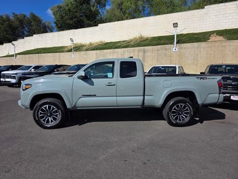 Used 2022 Toyota Tacoma TRD Sport w/ TRD Premium Sport Package RWD image 4