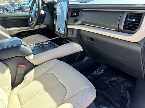 Used 2022 Ford Expedition Platinum image 24
