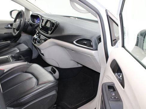 Used 2023 Chrysler Pacifica Touring-L FWD image 21
