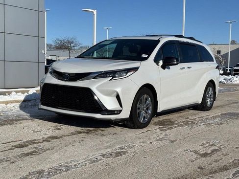 Used 2023 Toyota Sienna XSE image 7