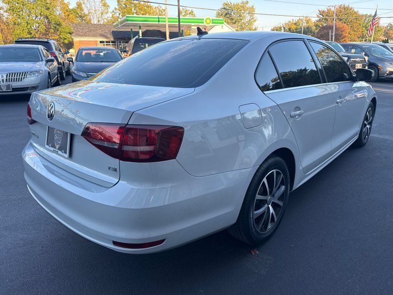 Used 2017 Volkswagen Jetta SE FWD image 5