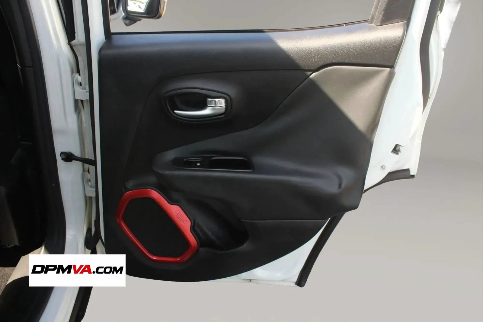 Used 2015 Jeep Renegade Trailhawk AWD/4WD image 18