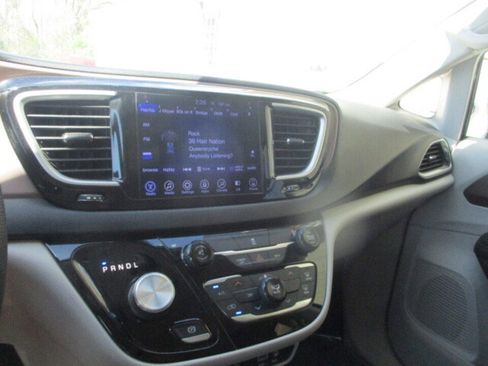 Used 2017 Chrysler Pacifica Touring FWD image 48
