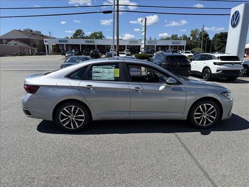 New 2025 Volkswagen Jetta SE image 7