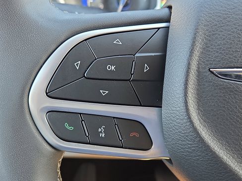 Used 2023 Chrysler Pacifica Touring-L image 21