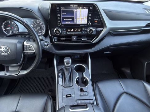 Used 2022 Toyota Highlander XLE FWD image 16