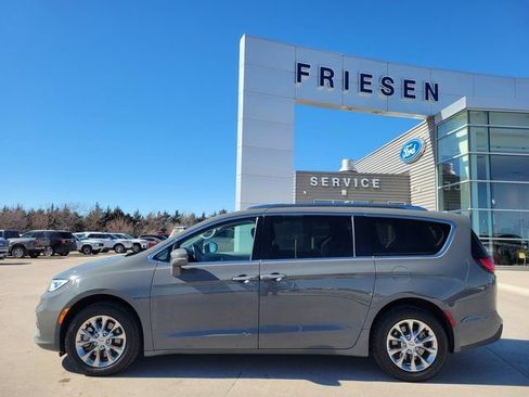 Used 2021 Chrysler Pacifica Touring-L image 4