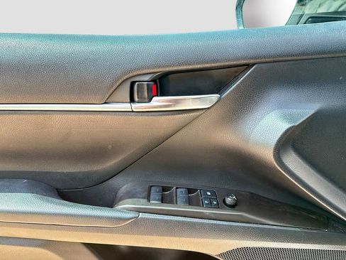 Used 2022 Toyota Camry SE FWD image 9