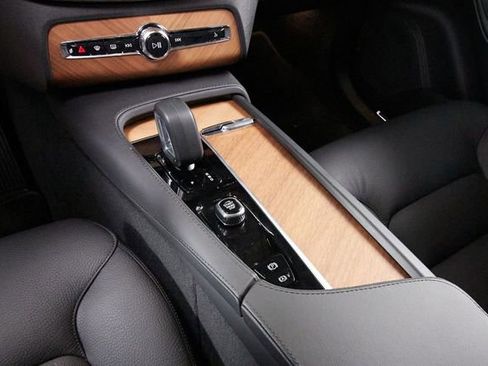 Certified 2025 Volvo XC90 B6 Plus w/ Protection Package Premier AWD/4WD image 9