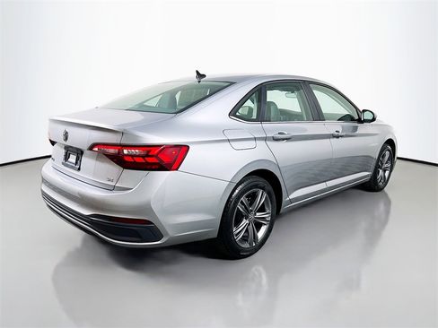 Used 2024 Volkswagen Jetta SE image 7