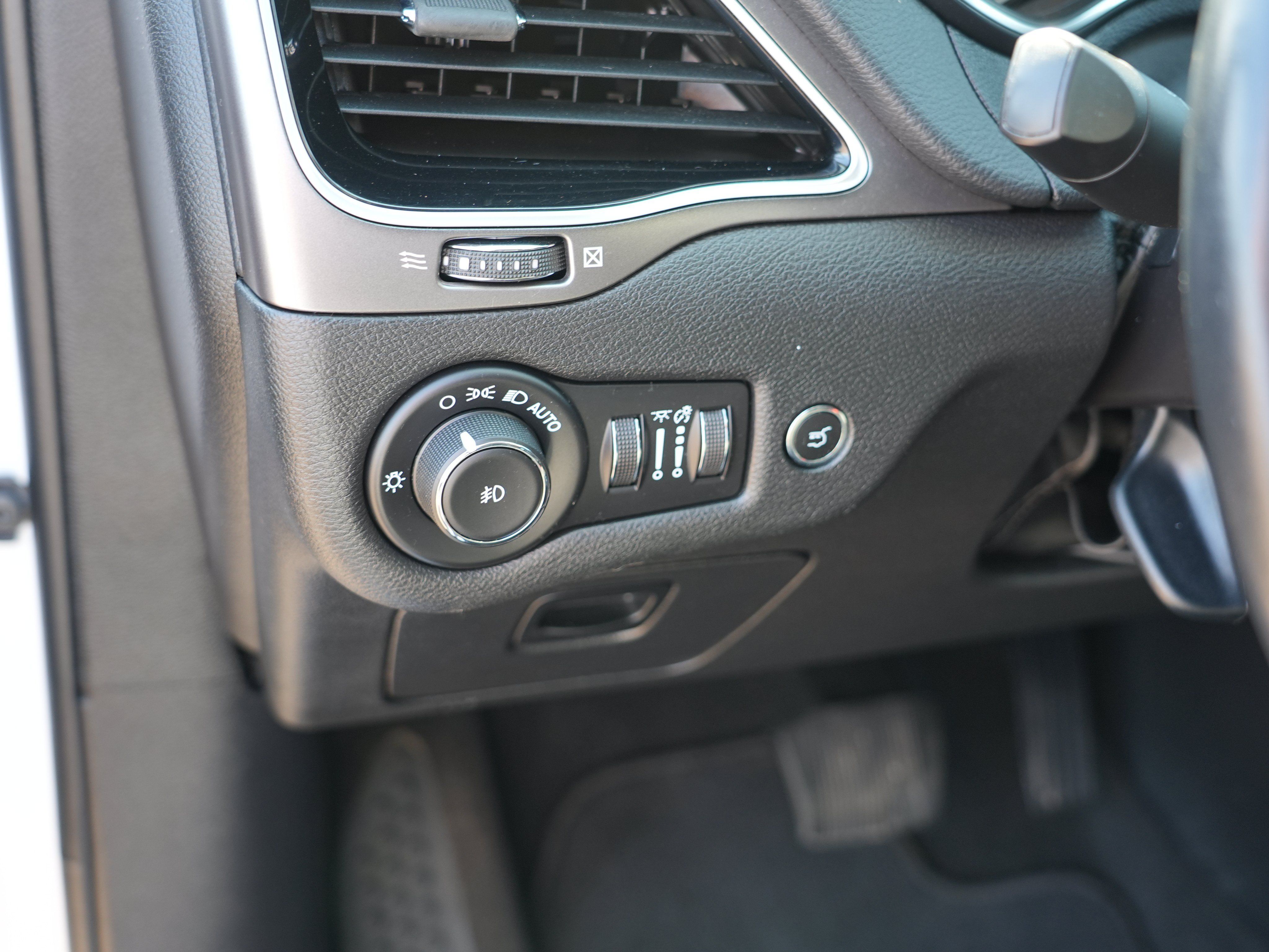 Used 2019 Jeep Cherokee Limited AWD/4WD image 18