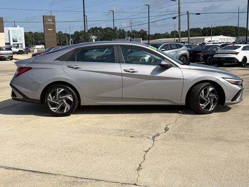 Certified 2025 Hyundai Elantra Limited FWD image 2
