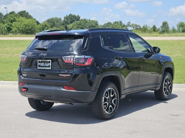 Used 2024 Jeep Compass Trailhawk AWD/4WD image 7