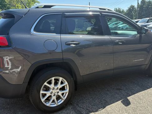 Used 2017 Jeep Cherokee Latitude w/ Cold Weather Group AWD/4WD image 10