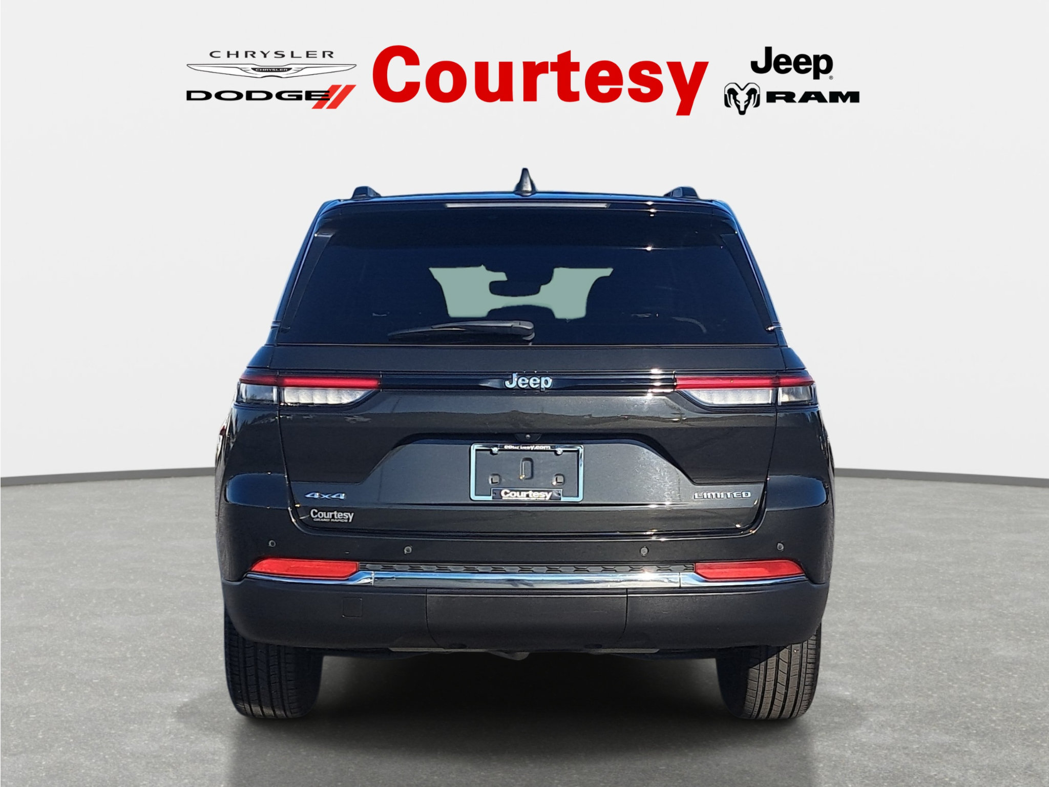 Certified 2023 Jeep Grand Cherokee Limited w/ Trailer Tow Prep Group (B) AWD/4WD image 5