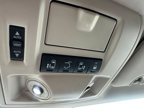 Used 2016 Chrysler Town & Country Limited FWD image 23