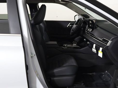 New 2025 Mitsubishi Outlander SE image 29