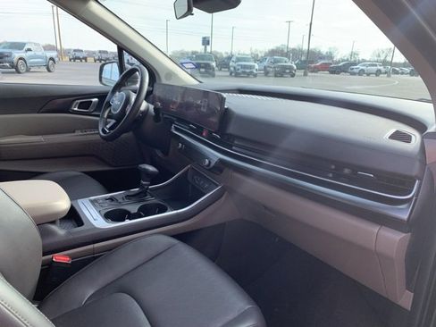 Used 2025 Kia Carnival image 15