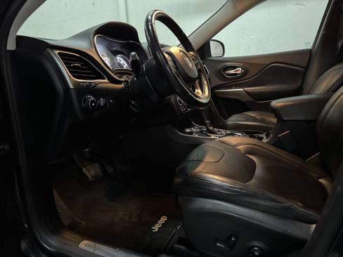 Used 2019 Jeep Cherokee Limited AWD/4WD image 16