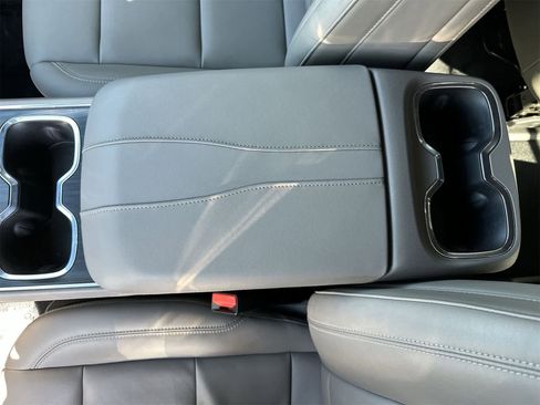 Used 2024 GMC Acadia Elevation image 15