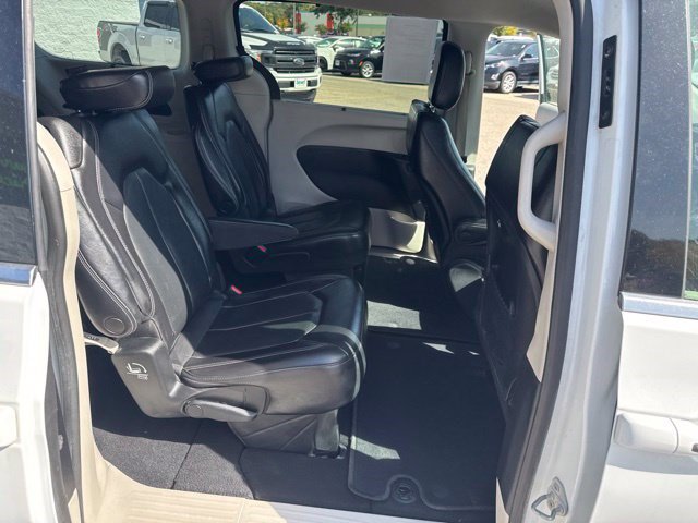 Used 2022 Chrysler Pacifica Touring-L FWD image 14