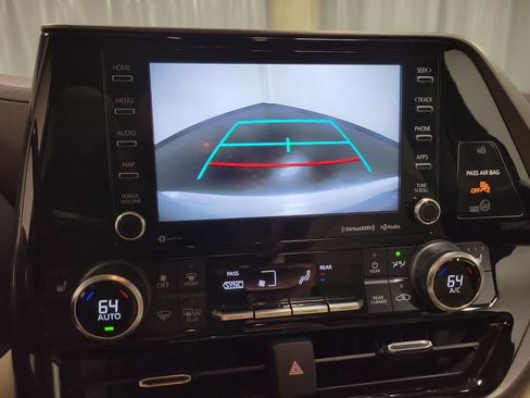 Used 2022 Toyota Highlander XLE AWD/4WD image 22