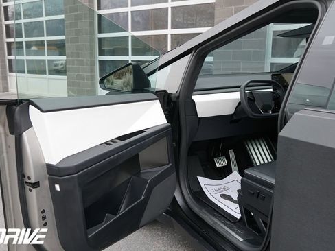 Used 2024 Tesla Cybertruck AWD Crew Cab image 15