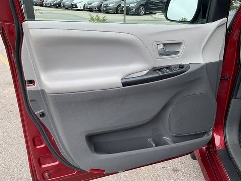 Used 2020 Toyota Sienna LE w/ LE Preferred Package FWD image 30