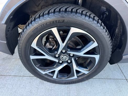 Used 2018 Toyota C-HR XLE FWD image 18