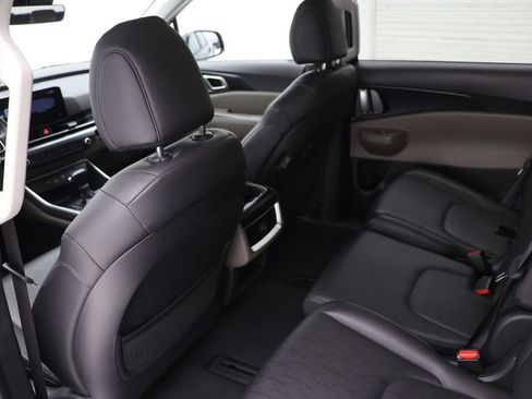 Used 2025 Kia Carnival FWD image 11